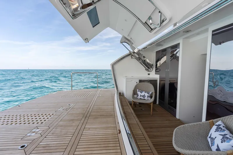 Horizon Fd100-914 / Available Flibs 2025 Yacht Photos Pics Luxurious Horizon FD100 yacht deck with ocean view, featuring elegant seating, 2026 model.