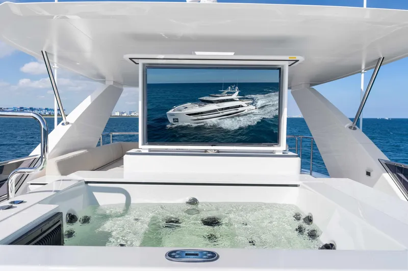 Horizon Fd100-914 / Available Flibs 2025 Yacht Photos Pics Luxurious Horizon FD100 yacht with jacuzzi and ocean view, 2026 model.