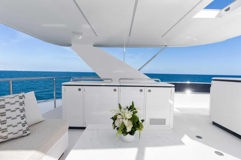 Horizon Fd100-914 / Available Flibs 2025 Yacht Photos Pics Luxurious Horizon FD100 yacht deck with ocean view, modern seating, and elegant floral arrangement, 2026 model.