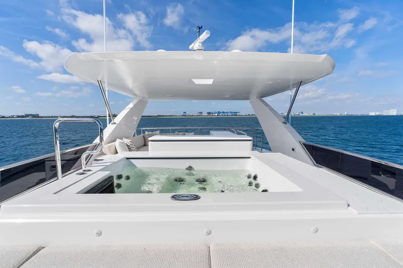 Horizon Fd100-914 / Available Flibs 2025 Yacht Photos Pics Luxurious Horizon FD100 yacht with jacuzzi, ocean view, and modern design, 2026 model.