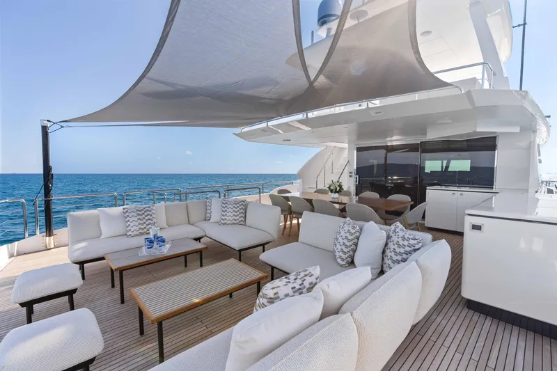 Horizon Fd100-914 / Available Flibs 2025 Yacht Photos Pics Luxurious Horizon FD100 yacht deck with elegant seating, ocean view, and modern design, 2026 model.