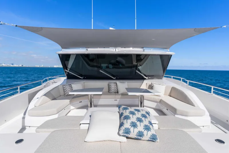 Horizon Fd100-914 / Available Flibs 2025 Yacht Photos Pics Luxurious Horizon FD100 yacht deck with seating, tables, and ocean view, 2026 model.