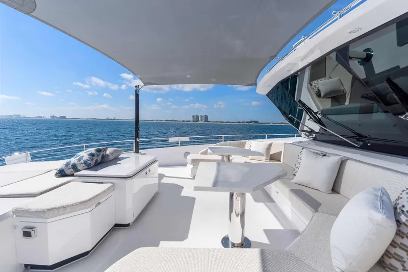 Horizon Fd100-914 / Available Flibs 2025 Yacht Photos Pics Luxurious Horizon FD100 yacht deck with seating, ocean view, and modern design, 2026 model.