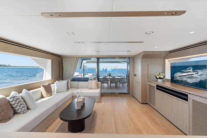 Horizon Fd100-914 / Available Flibs 2025 Yacht Photos Pics Luxurious Horizon FD100 yacht interior, featuring elegant seating and ocean views, 2026 model.