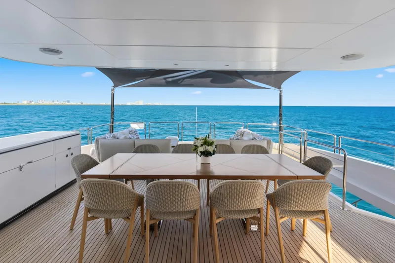 Horizon Fd100-914 / Available Flibs 2025 Yacht Photos Pics Luxurious Horizon FD100 yacht deck with dining area, ocean view, 2026 model.