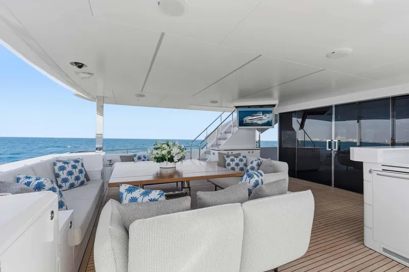 Horizon Fd100-914 / Available Flibs 2025 Yacht Photos Pics Luxurious Horizon FD100 yacht deck with elegant seating, ocean view, and modern amenities, 2026 model.