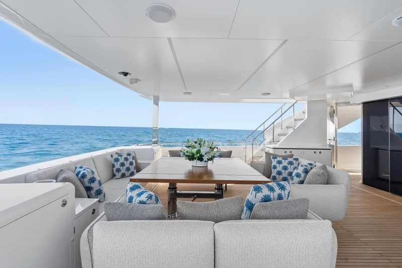 Horizon Fd100-914 / Available Flibs 2025 Yacht Photos Pics Luxurious Horizon FD100 yacht deck with elegant seating, ocean view, and modern design, 2026 model.