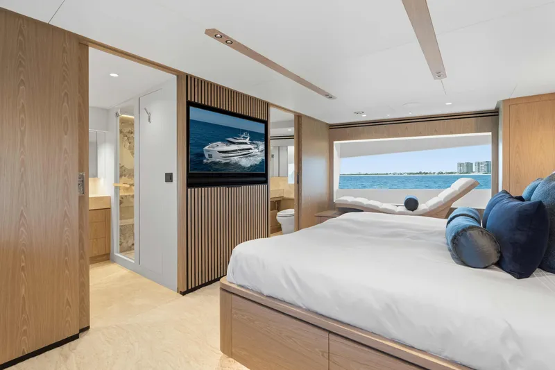 Horizon Fd100-914 / Available Flibs 2025 Yacht Photos Pics Luxurious Horizon FD100 yacht bedroom with ocean view, modern decor, and elegant furnishings, 2026 model.