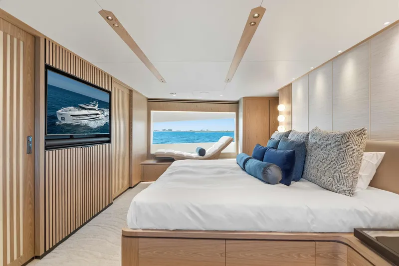 Horizon Fd100-914 / Available Flibs 2025 Yacht Photos Pics Luxurious Horizon FD100 yacht bedroom interior with ocean view, modern design, and plush bedding, 2026 model.