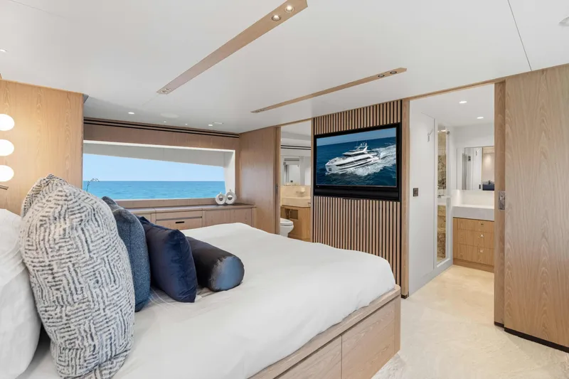 Horizon Fd100-914 / Available Flibs 2025 Yacht Photos Pics Luxurious bedroom on Horizon FD100 yacht, featuring ocean view and modern decor, 2026 model.