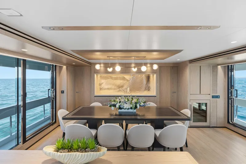 Horizon Fd100-914 / Available Flibs 2025 Yacht Photos Pics Luxurious dining area on Horizon FD100 yacht, 2026 model, with ocean view and elegant decor.