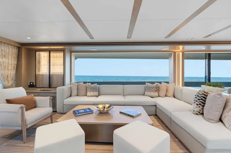 Horizon Fd100-914 / Available Flibs 2025 Yacht Photos Pics Luxurious Horizon FD100 yacht interior with ocean view, featuring elegant seating and modern decor, 2026 model.