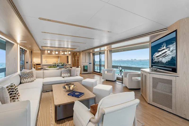 Horizon Fd100-914 / Available Flibs 2025 Yacht Photos Pics Luxurious Horizon FD100 yacht interior, 2026 model, featuring elegant seating and ocean views.