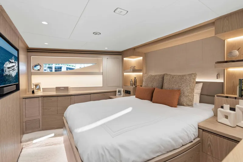 Horizon Fd100-914 / Available Flibs 2025 Yacht Photos Pics Luxurious bedroom interior of 2026 Horizon FD100 yacht, featuring modern design and elegant decor.