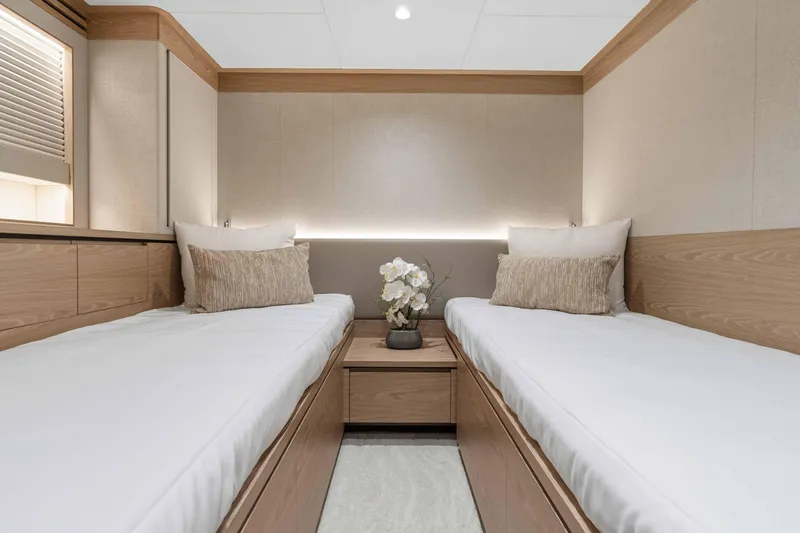 Horizon Fd100-914 / Available Flibs 2025 Yacht Photos Pics Luxurious twin cabin interior in 2026 Horizon FD100 yacht, featuring elegant decor and modern design.