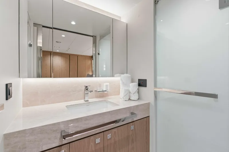 Horizon Fd100-914 / Available Flibs 2025 Yacht Photos Pics Modern bathroom interior on Horizon FD100 yacht, featuring sleek design and elegant fixtures, 2026 model.