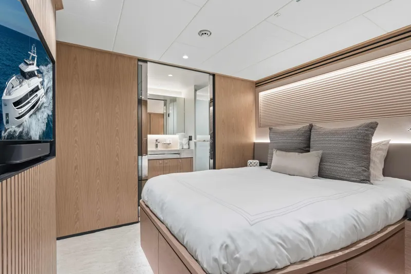 Horizon Fd100-914 / Available Flibs 2025 Yacht Photos Pics Luxurious bedroom interior of 2026 Horizon FD100 yacht with modern design and elegant furnishings.