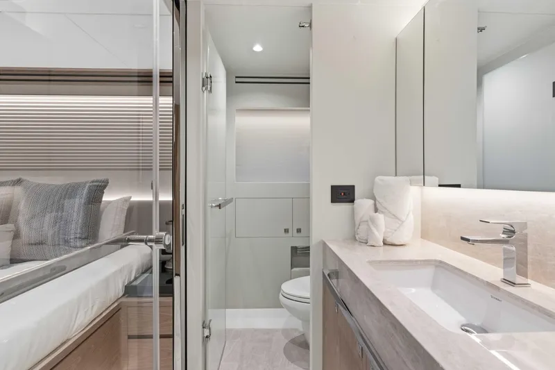 Horizon Fd100-914 / Available Flibs 2025 Yacht Photos Pics Luxurious bathroom in 2026 Horizon FD100 yacht, featuring modern fixtures and elegant design.