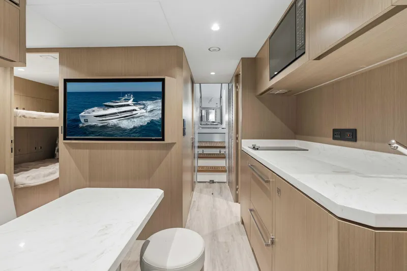 Horizon Fd100-914 / Available Flibs 2025 Yacht Photos Pics Modern yacht interior with wood finish, featuring a TV displaying a Horizon FD100 model, 2026.