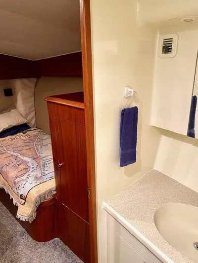 Woodcutter Yacht Photos Pics Custom Carolina 56 East Bay 2000 interior with cozy bed and compact bathroom.