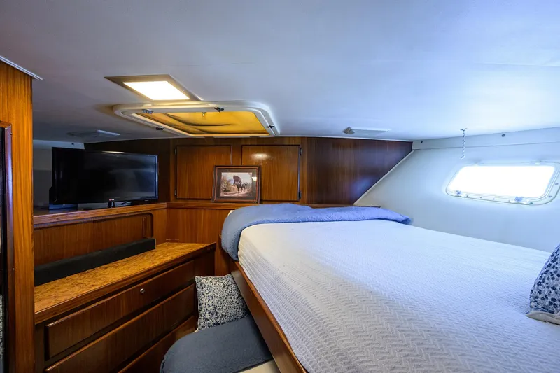 Forever Young Yacht Photos Pics Luxurious cabin interior of 1991 Hatteras 78 CMY yacht with cozy bed and TV.