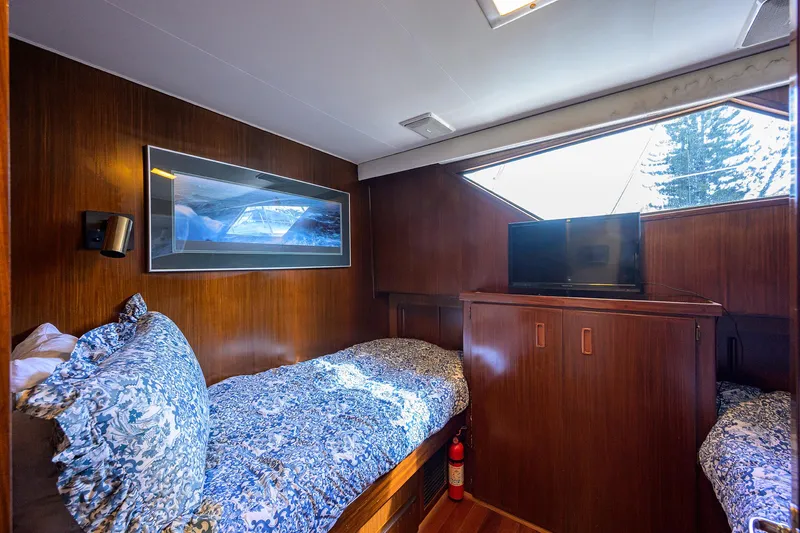 Forever Young Yacht Photos Pics Cozy cabin interior of 1991 Hatteras 78 CMY yacht with twin beds and TV.