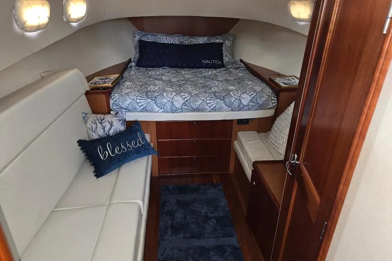 Bay'be Yacht Photos Pics 2009 Mainship Pilot 31 cabin interior with cozy bed and seating area.