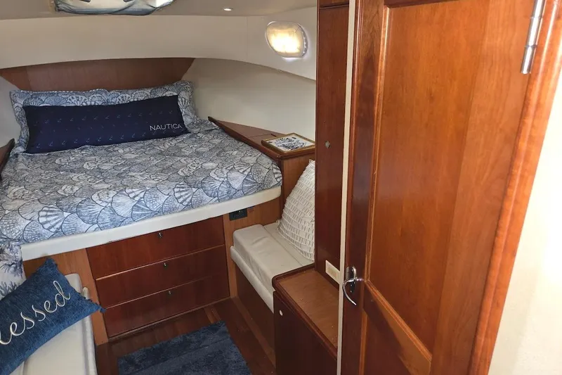 Bay'be Yacht Photos Pics 2009 Mainship Pilot 31 cabin interior with cozy bed and wooden furnishings.