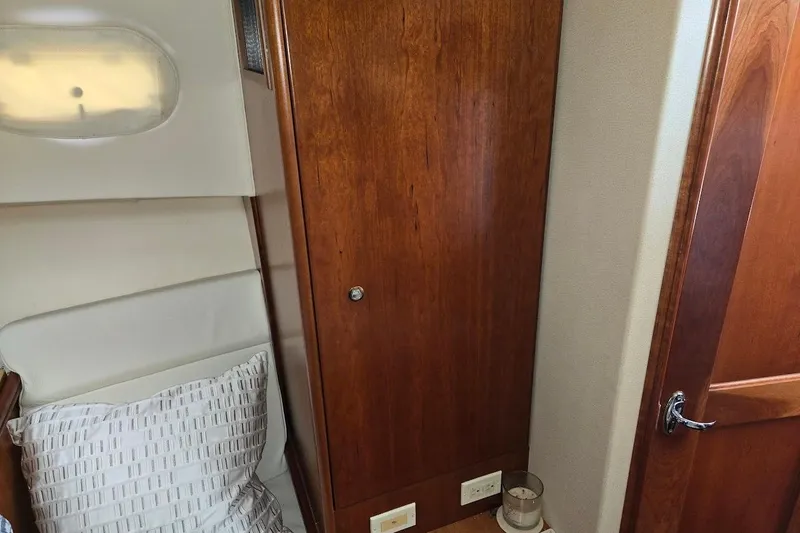 Bay'be Yacht Photos Pics Interior of 2009 Mainship Pilot 31, featuring wooden cabinetry and a cozy sleeping area.