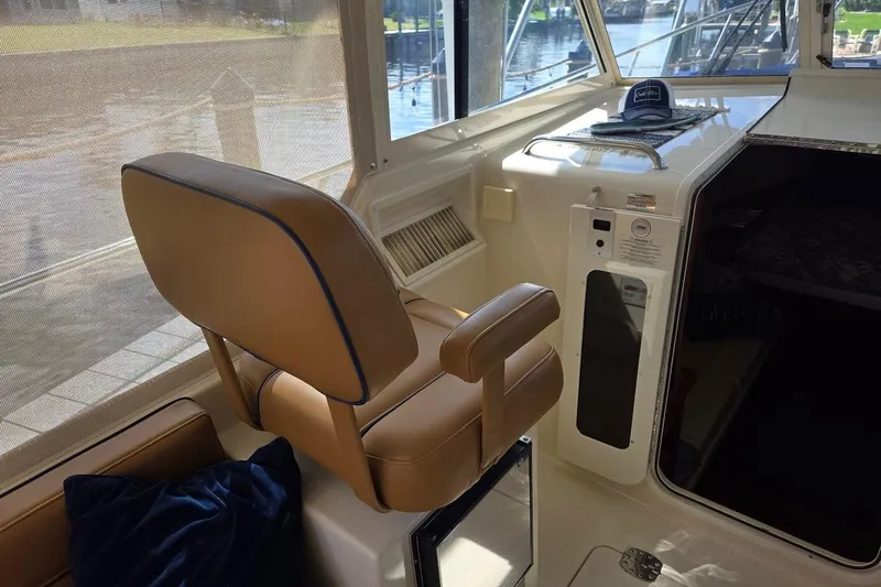 Bay'be Yacht Photos Pics Interior of 2009 Mainship Pilot 31 boat with tan seating and control panel.