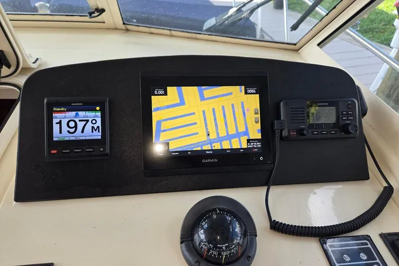 Bay'be Yacht Photos Pics 2009 Mainship Pilot 31 helm with Garmin navigation and communication systems.