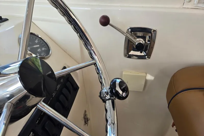 Bay'be Yacht Photos Pics Steering wheel and controls of 2009 Mainship Pilot 31 boat cockpit.