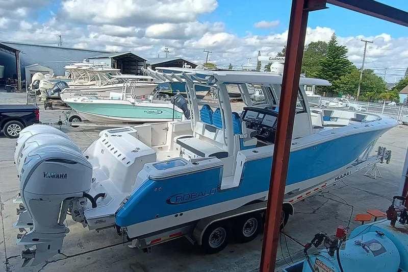 360-105 Yacht Photos Pics 2026 Robalo R360 Center Console boat with Yamaha engines in a marina setting.