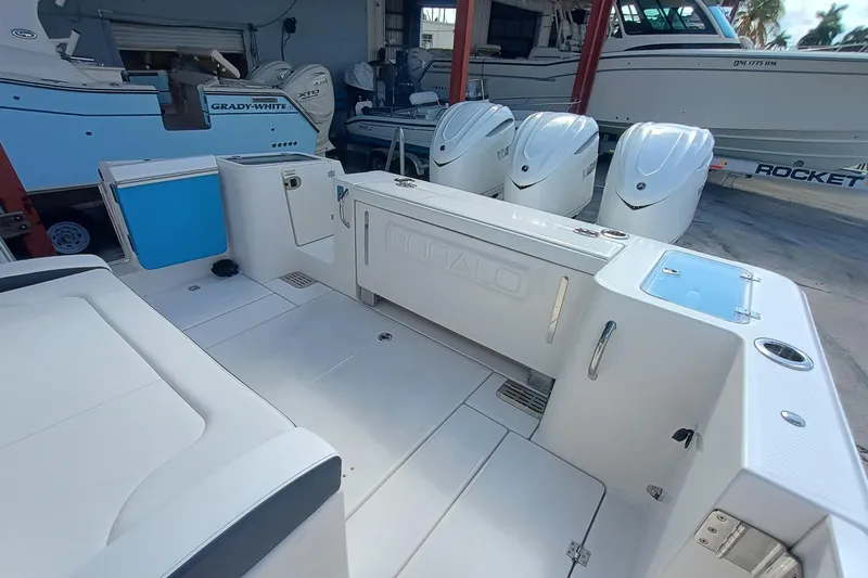 360-105 Yacht Photos Pics 2026 Robalo R360 Center Console boat interior with triple outboard engines.