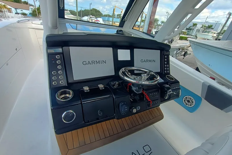 360-105 Yacht Photos Pics 2026 Robalo R360 Center Console helm with dual Garmin displays and modern controls.