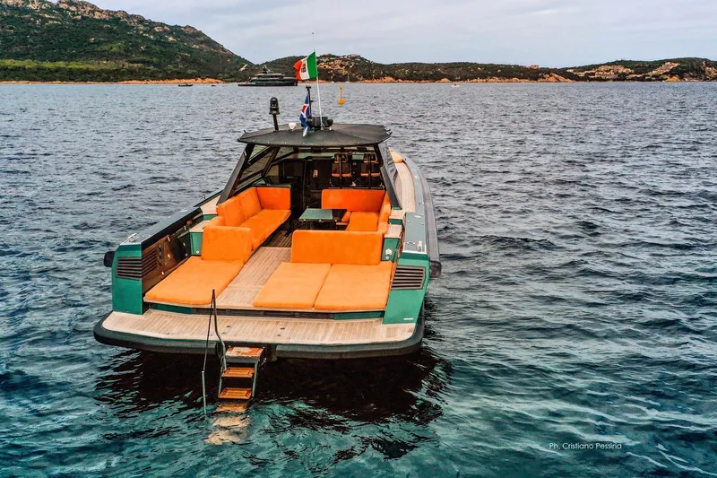 Madme Yacht Photos Pics WP 47 stern view