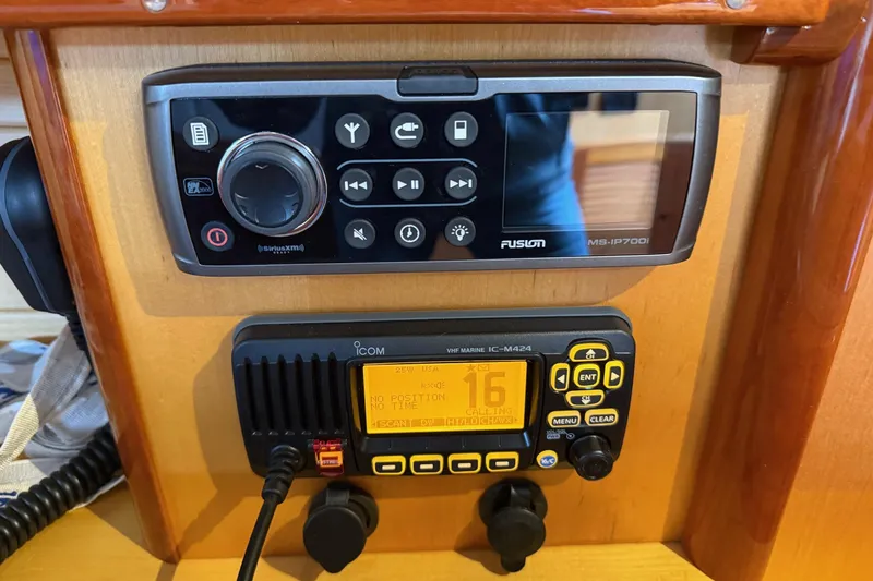 Sea Suite Yacht Photos Pics Hinckley DS 42 2015 boat dashboard with Fusion and Icom marine radios.