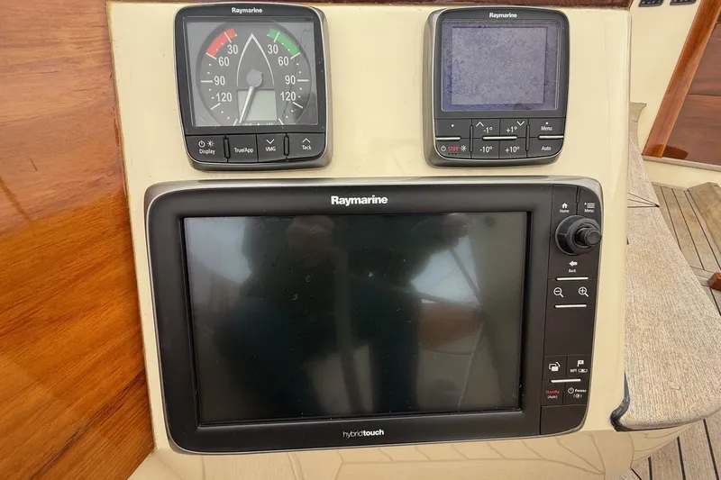 Sea Suite Yacht Photos Pics Hinckley DS 42 2015 yacht navigation panel with Raymarine instruments.