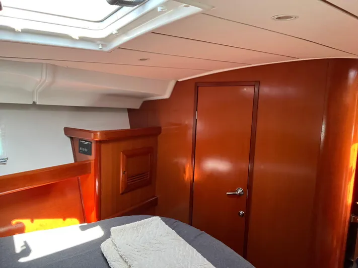  Yacht Photos Pics Interior cabin of 2007 Beneteau 423 yacht with wooden finish and skylight.