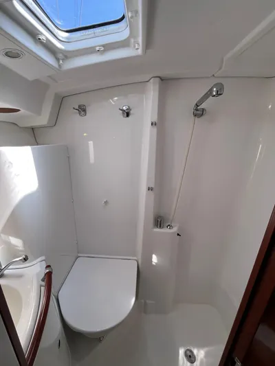  Yacht Photos Pics 2007 Beneteau 423 yacht bathroom with shower, toilet, and skylight.