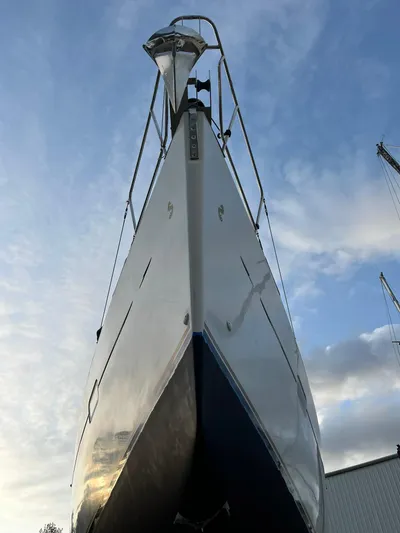  Yacht Photos Pics 2007 Beneteau 423 sailboat bow against a cloudy sky background.
