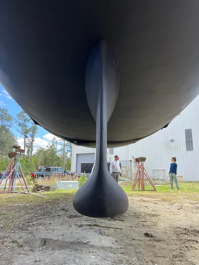  Yacht Photos Pics 2007 Beneteau 423 sailboat keel, dry docked, with people inspecting.