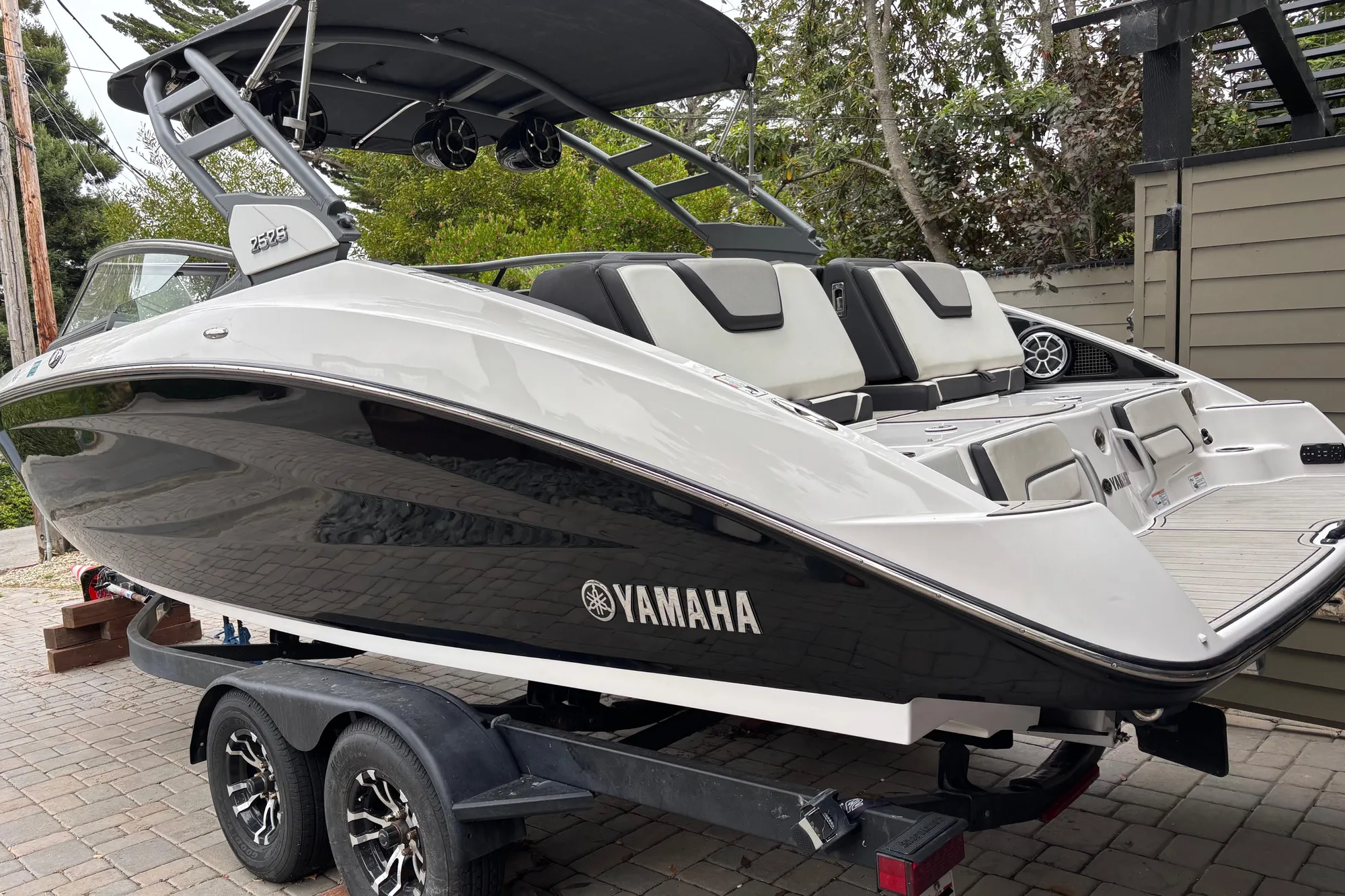 2022 Yamaha Boats 252S on trailer, sleek design, black and white exterior.