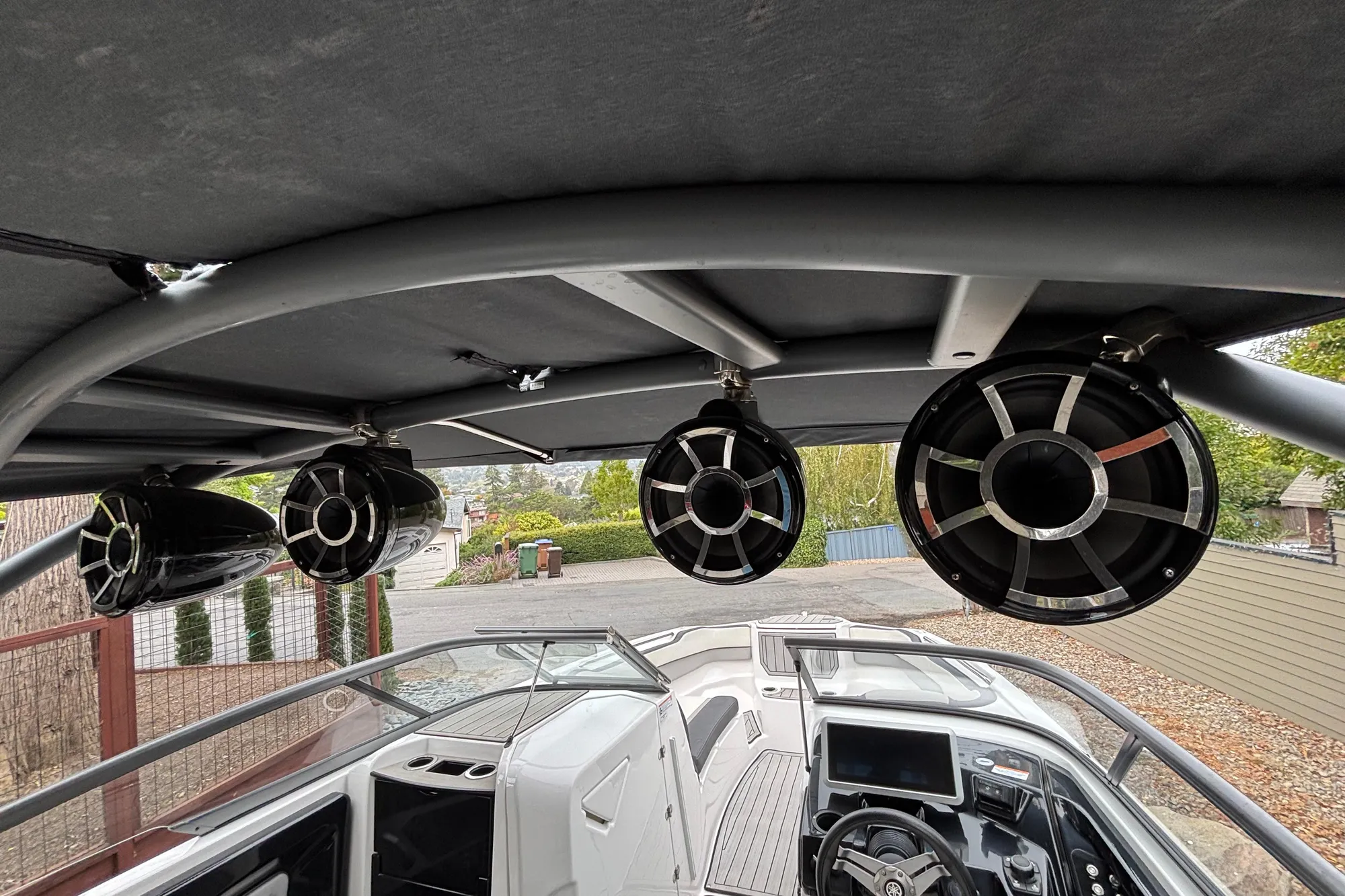 2022 Yamaha Boats 252S with overhead speakers and sleek interior design.