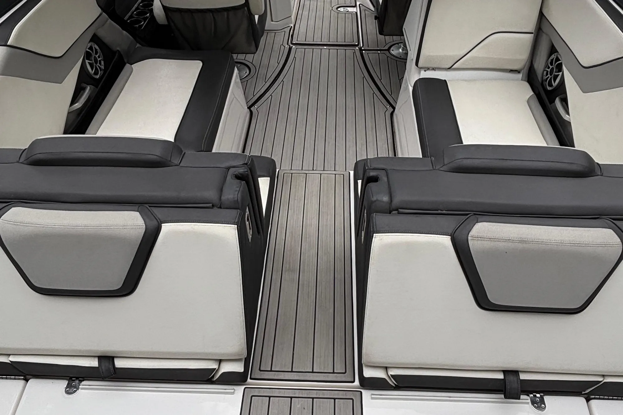 2022 Yamaha Boats 252S interior with sleek seating and modern design.