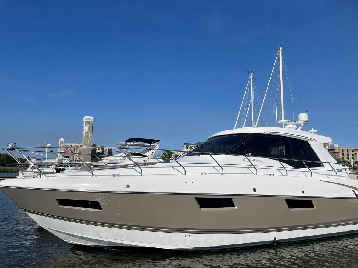 2012 Cruisers Yachts 48 