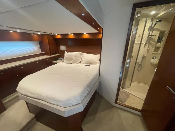 Seaquell Yacht Photos Pics Luxurious bedroom and ensuite bathroom in 2012 Cruisers Yachts 48 Cantius.