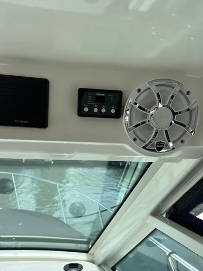  Yacht Photos Pics 2016 Boston Whaler 315 Conquest interior electronics and speaker system.