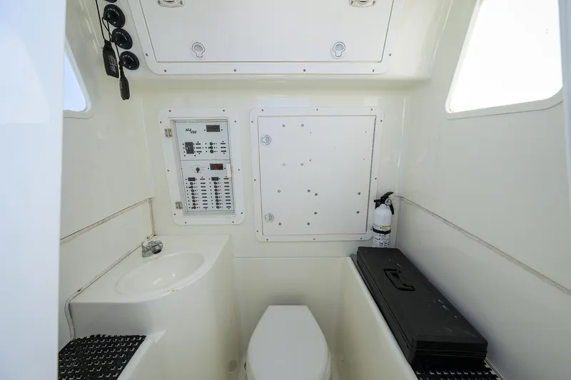 Penelope Yacht Photos Pics Sea Vee 39 PENELOPE - Head