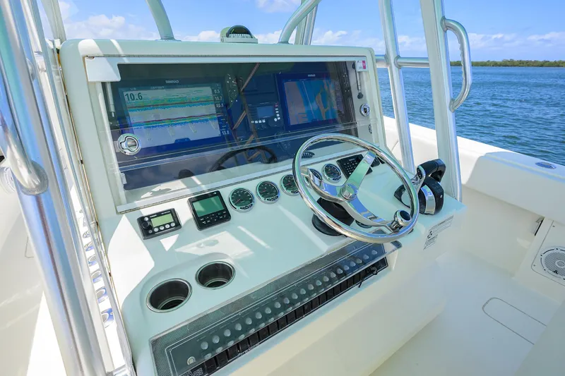 Penelope Yacht Photos Pics Sea Vee 39 PENELOPE - Helm Station